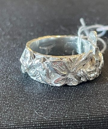 Anillo diseño hojas y corazón